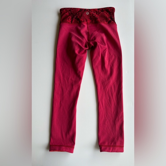 Lululemon Wunder Under - REVERSIBLE - SZ 2 crop - Picture 3 of 8